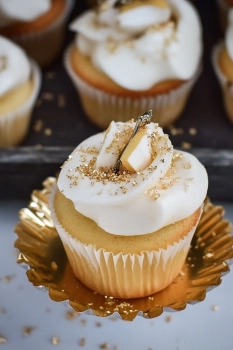 Easy Heavenly White Cupcakes