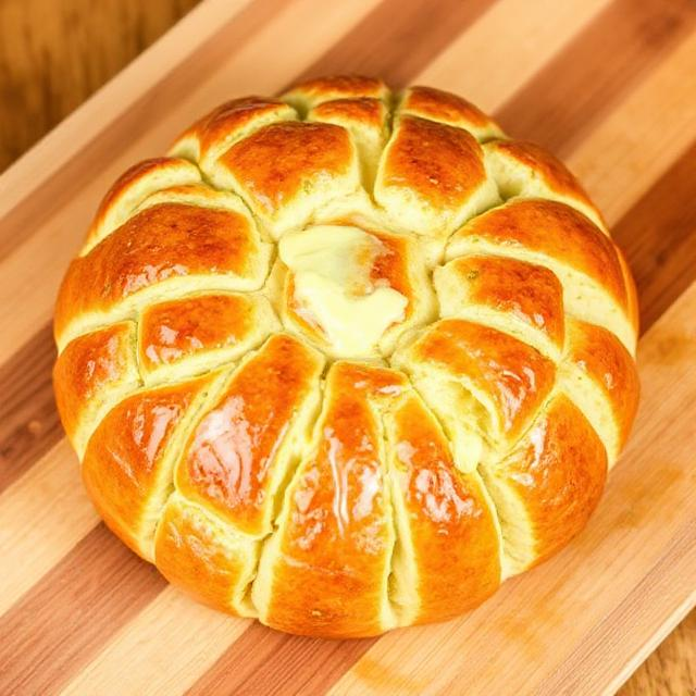 Easy Jalapeño Popper Pull-Apart Bread